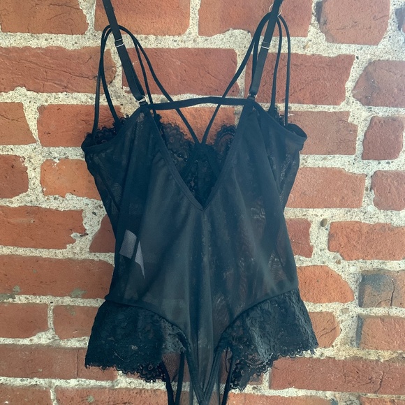 ๐ NEW Black Lace Thong Bodysuit Lingerie Sheer Mesh Teddy Strap Cutouts Medium - Picture 11 of 13